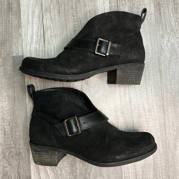 𝅺UGG Wright Belted Boots Booties Low Heel Black Suede Shearling Footbed Size 7 - Picture 2 of 11